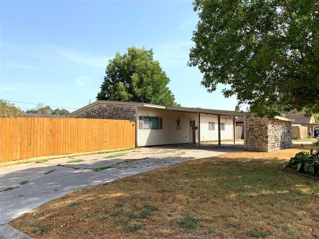 Building Photo - 2301 Camelia Cir