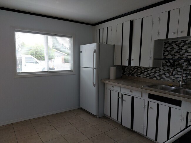 Building Photo - 442 NE 143rd Ave