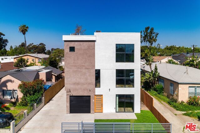 Building Photo - 2411 Carmona Ave