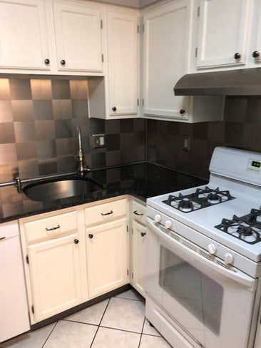 Kitchen - 525 Waterford Dr