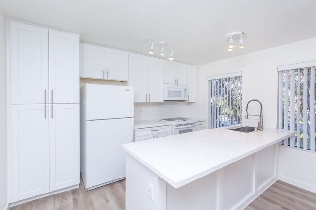 Foto del edificio - On Sail Bay in Pacific Beach! Updated 2 Be...