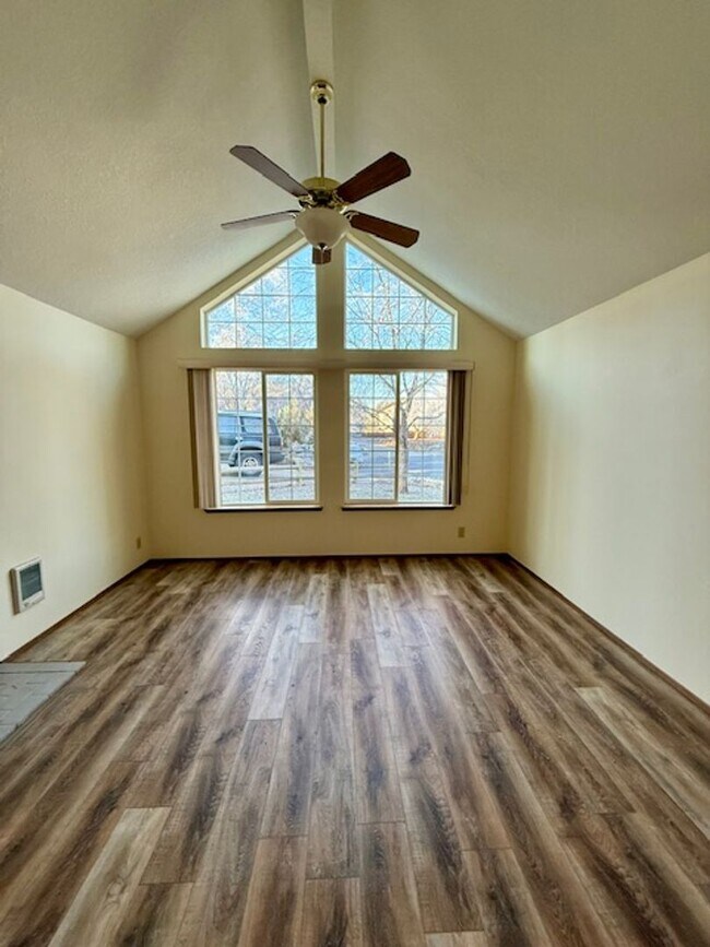 Foto del edificio - Lovely NE 3 Bedroom Home w/Large Yard & Mowing Included!