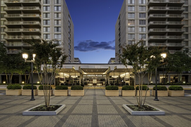 Encuentra más espacio en Crystal Plaza Apartments en Arlington, VA. - Crystal Plaza