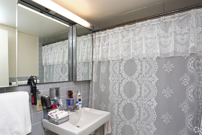 Interior Photo - 1500 Chicago Ave