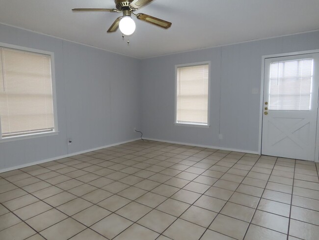 Building Photo - Charming 2 Bedroom, 1 Bath House in Whiteh...