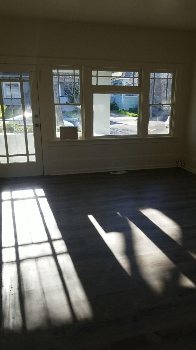 Entry (Living Room) - 102 N 14th St