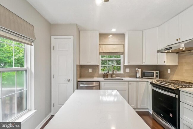 Building Photo - 9525 Oakhurst Dr