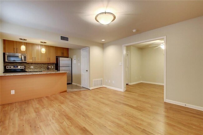 Foto del edificio - 7685 Northcross Dr