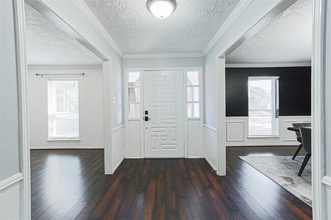 Building Photo - 5822 Pine Arbor Dr