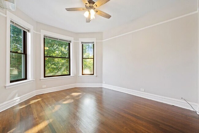 Foto del edificio - 2948 N Fairfield Ave