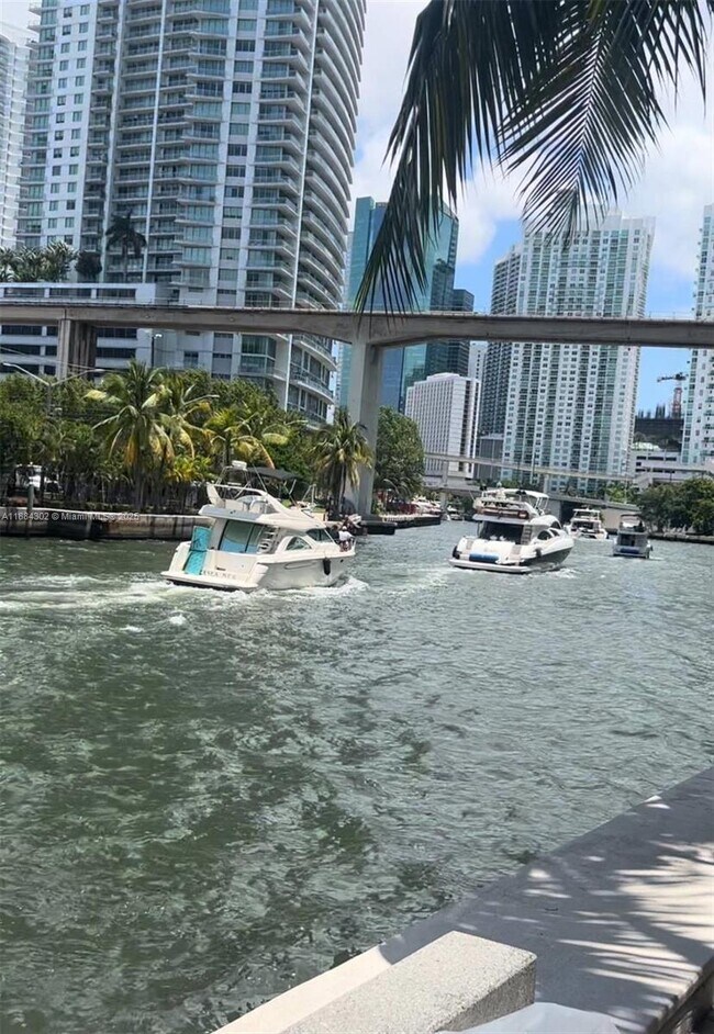 Foto del edificio - 185 SW 7th St