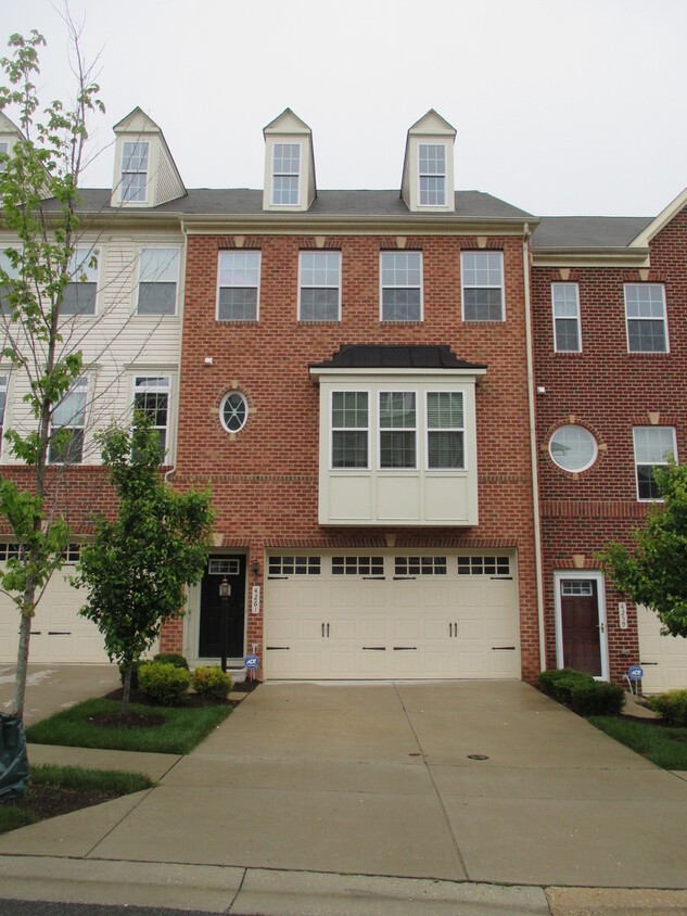 Foto principal - MASSIVE 3BR/2.5BA TOWNHOME IN A GATED COMM...