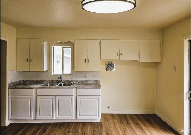 Building Photo - Updated home in the Lewiston Orchards
