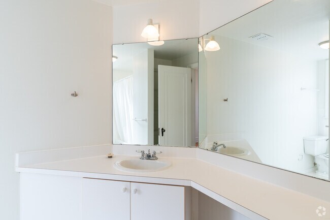 2 habitaciones, 2 baños - 1100 pies cuadrados - Baño principal - DeMun