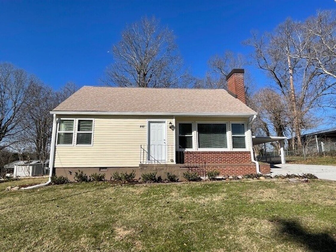 SPACIOUS 2 BEDROOM W/BONUS COTTAGE STYLE H... House Rental in Knoxville, TN