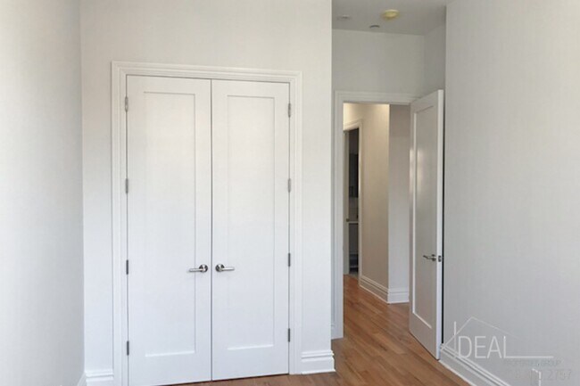 Foto del edificio - Amazing 2 Bedroom Apartment in Bed-Stuy