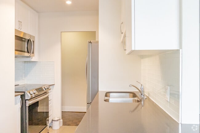 2BR, 1BA - 821SF - Kitchen - Weston Road Apartments
