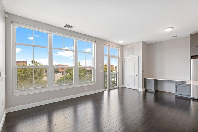 Foto del edificio - 55 Mallory Ave