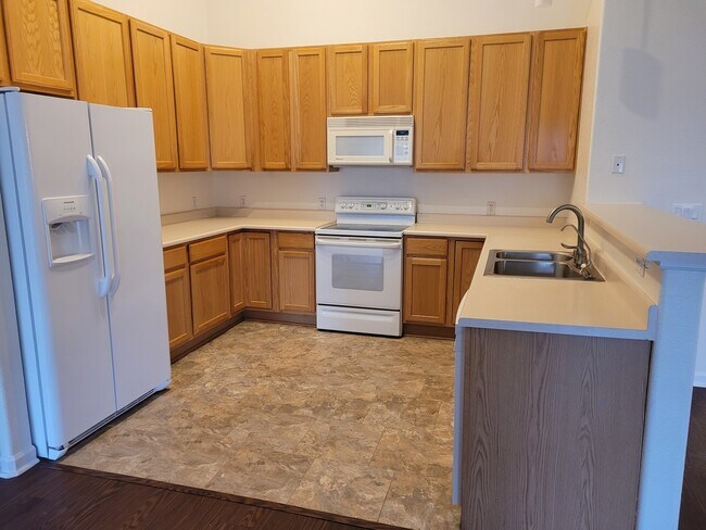 Building Photo - 711 Canyon Dr