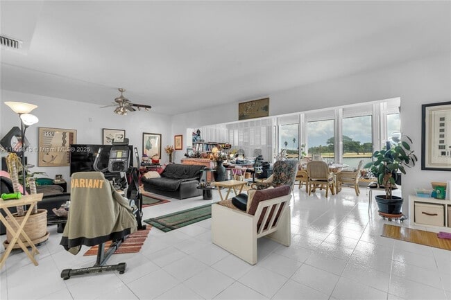 Building Photo - 9200 W Bay Harbor Dr