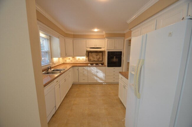 Building Photo - 5800 Amity Pl