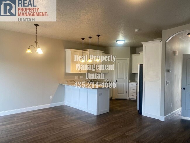Building Photo - 3 bed 2.5 bath townhome in Fox Run