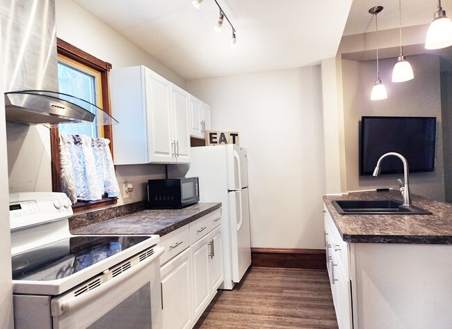 cocina completamente equipada - 2706-1A Buffalo Rd