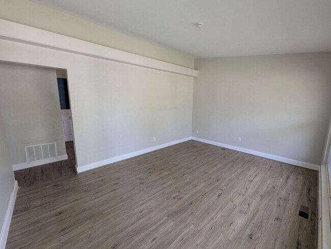 Building Photo - Sunlit Spaces in Florissant - Section 8 Fr...
