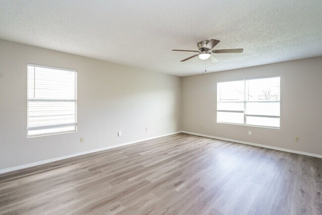 Foto del edificio - 300 Dakota Ridge Dr