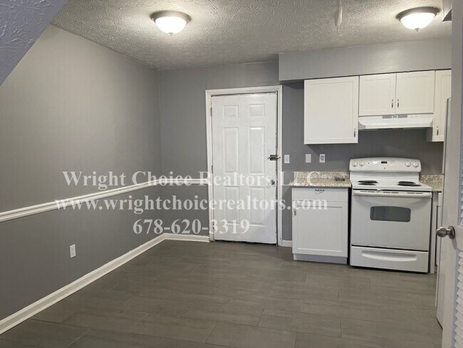 Building Photo - Coming Soon - Renovated 2 Bedroom 1 1/2 Ba...