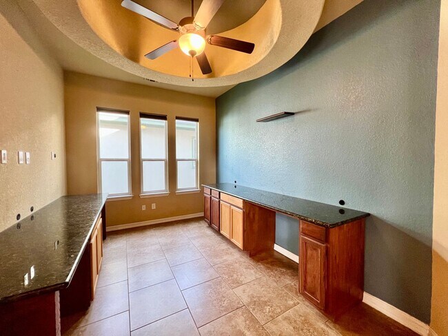 Foto del edificio - Charismatic 3 Bedroom/ 2 Bath With Office ...