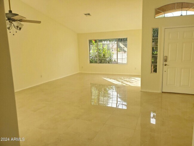 Building Photo - 1070 N Villas Ln