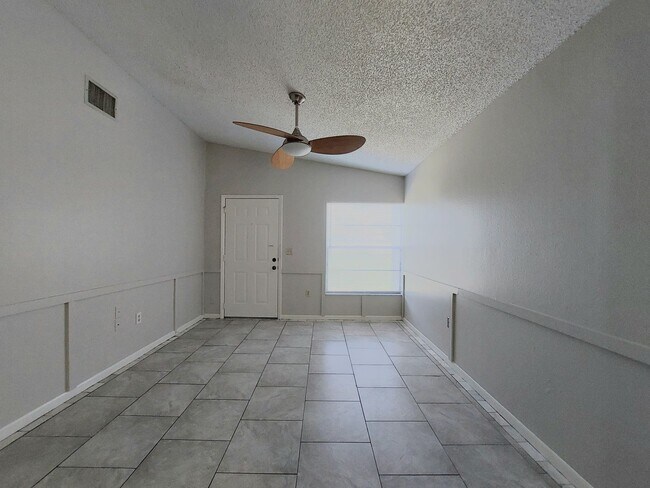 Building Photo - Lakeland 2 Bedroom / 2 Bathroom Apartment ...