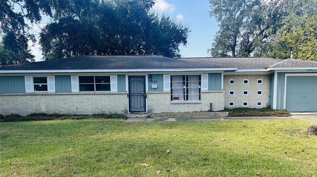 Foto principal - 11608 Segrest Dr