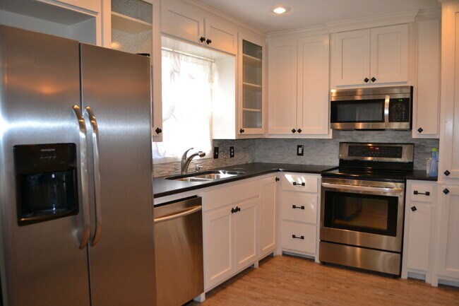 Building Photo - Updated Melonie Park Home!