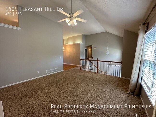 Foto del edificio - Spacious, 4 Bedroom 3 Bath Split Entry Hom...