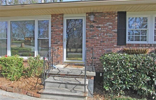 Building Photo - 2807 Winding Ln NE
