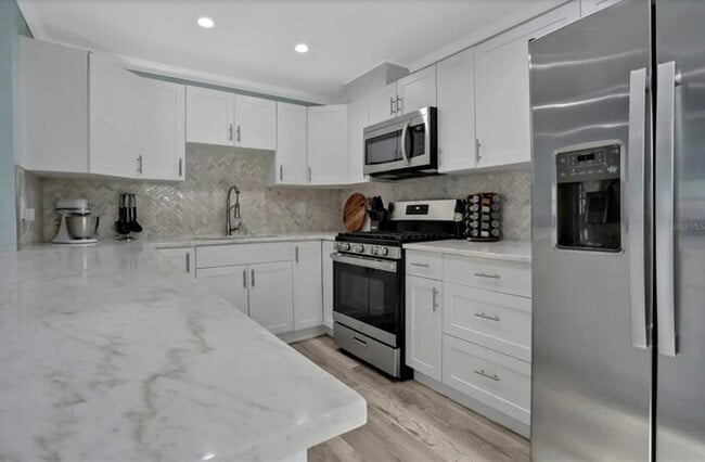 Building Photo - Home For Rent in St Pete with TONS OF UPGRADES & FENCED IN YARD!