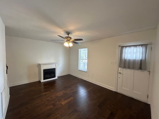 Building Photo - T.R. Lawing Property closet to Uptown!