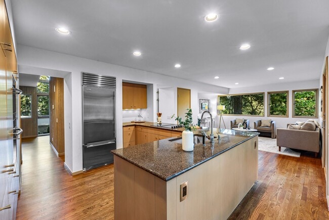 Building Photo - 2261 W Lake Sammamish Pkwy SE