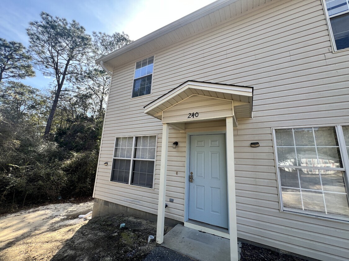 Foto principal - 240 Runnymeade Dr