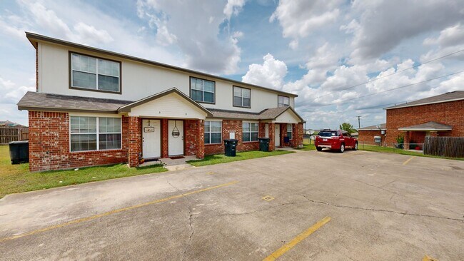 Building Photo - 2 WEEKS FREE, PRICE IMPROVEMENT $795 IN A ...