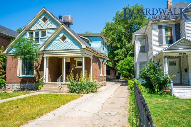 Foto del edificio - 4 Bedroom Victorian Single Family Home