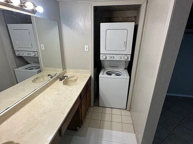 Foto del edificio - 9833 Walnut St