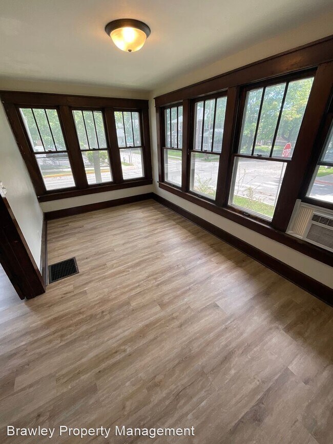 Foto del edificio - 5 br, 2 bath House - 223 E. 8th St