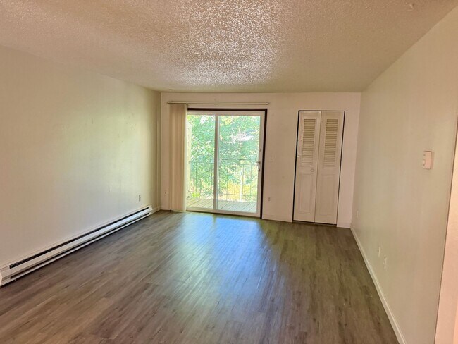 Foto del edificio - Single level top floor 2 bed Flat w/nice sized deck