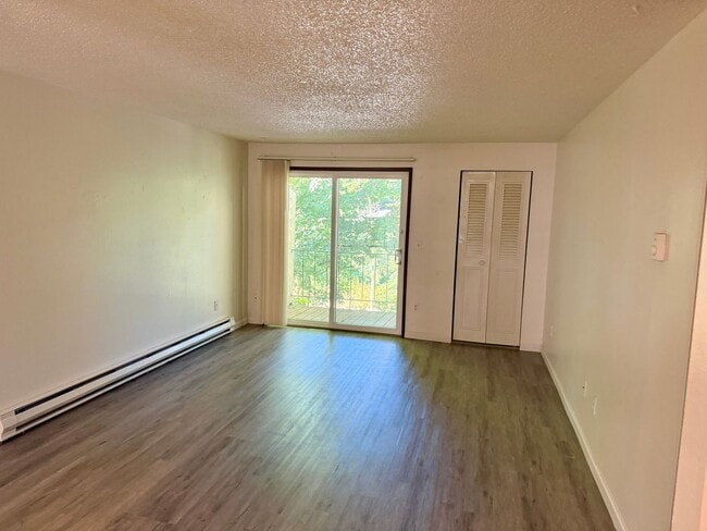 Building Photo - Single level top floor 2 bed Flat w/nice sized deck