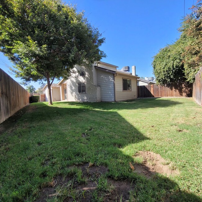 Building Photo - 3 bedroom 2.5 bath with private yard