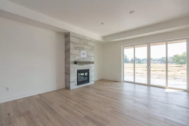 Foto del edificio - Luxury Townhome in Quiet Neighborhood