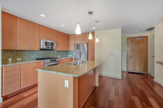 Building Photo - 1/bd/1.5ba Bellevue Condo